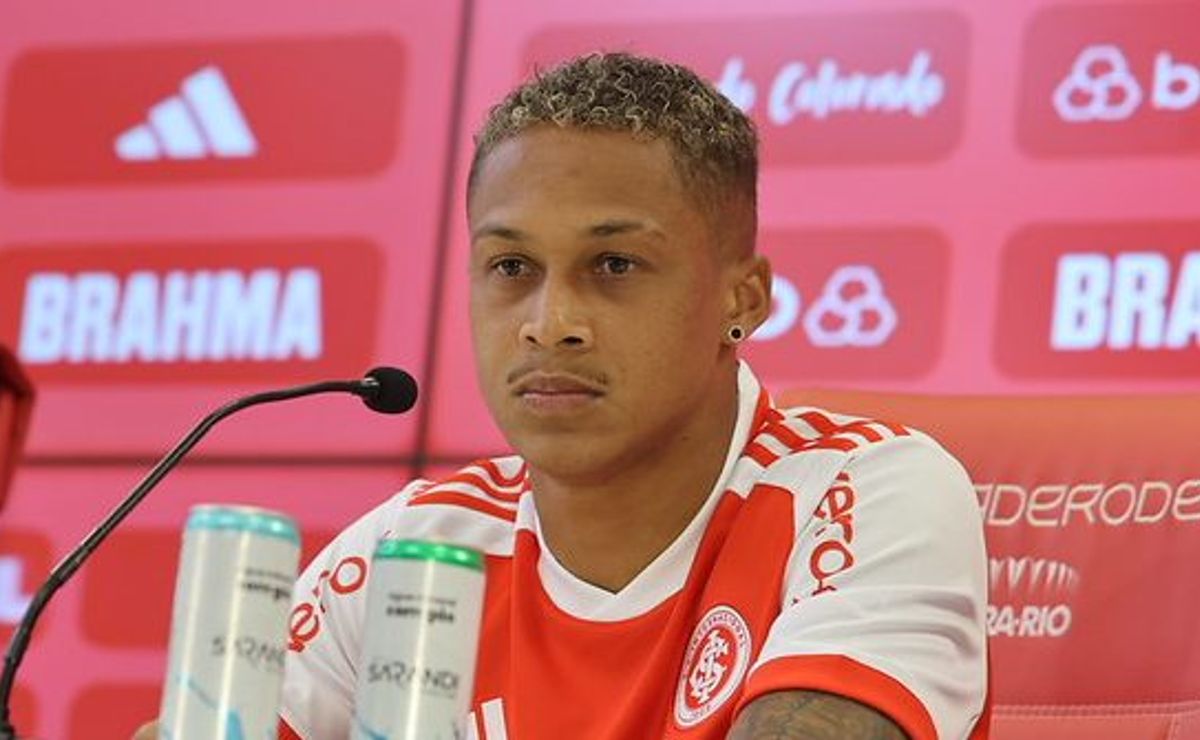Vitinho deve cancelar pré-contrato com Santos após pressão do Internacional