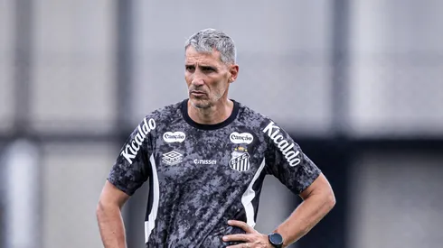 Vojvoda durante treino no CT Rei Pelé