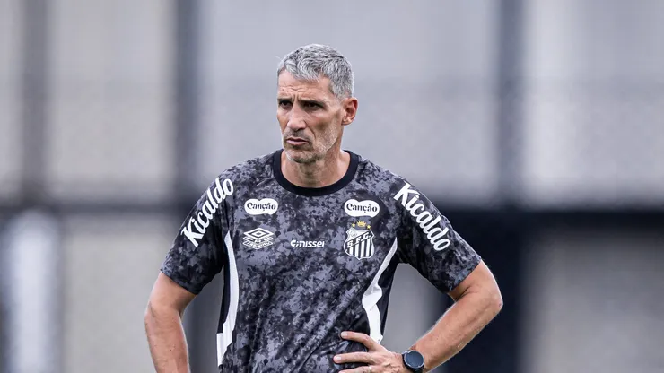Vojvoda durante treino no CT Rei Pelé