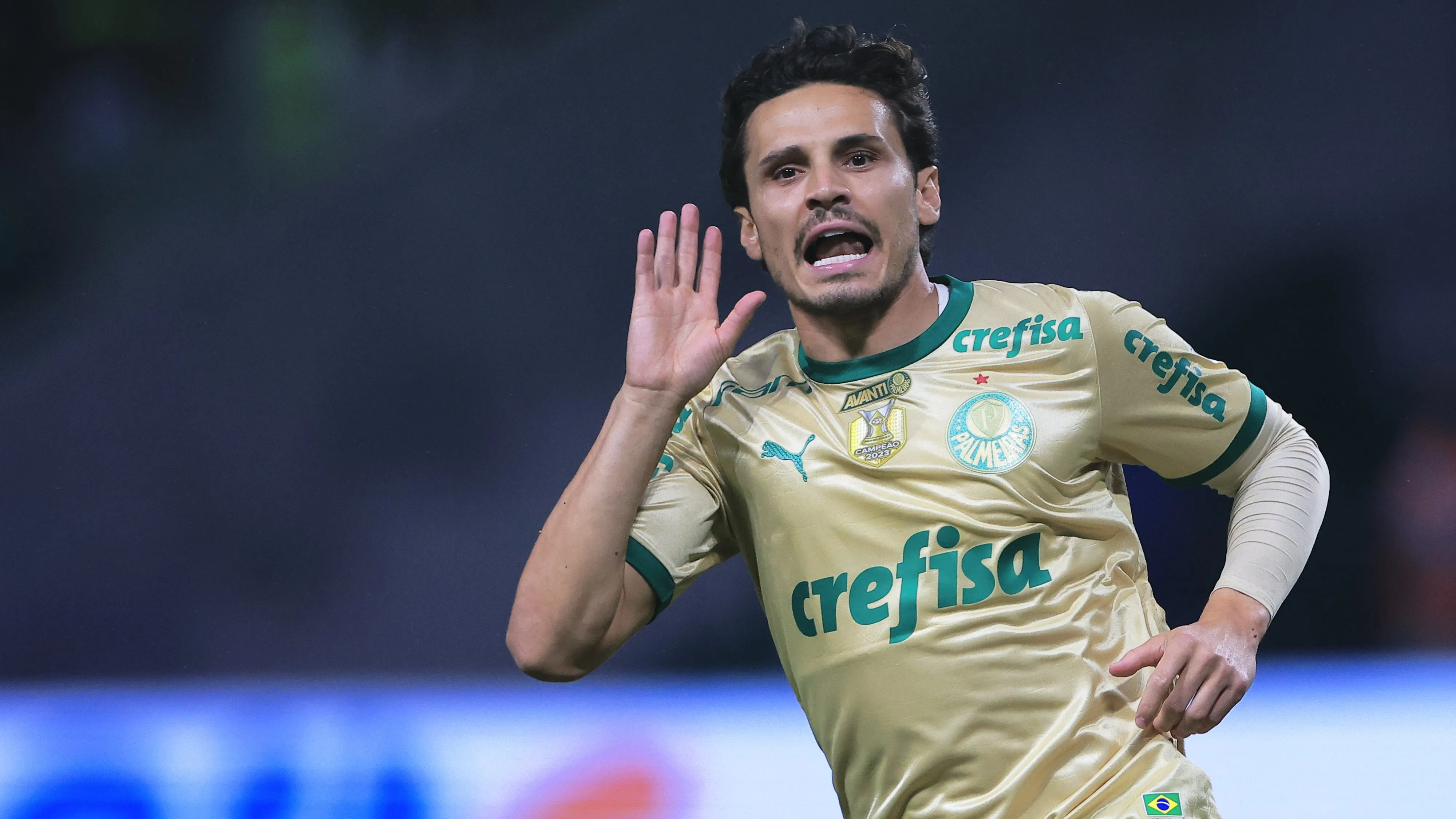 Grêmio vai precisar aumentar a oferta se quiser avançar por Veiga - Foto: Ettore Chiereguini/AGIF.