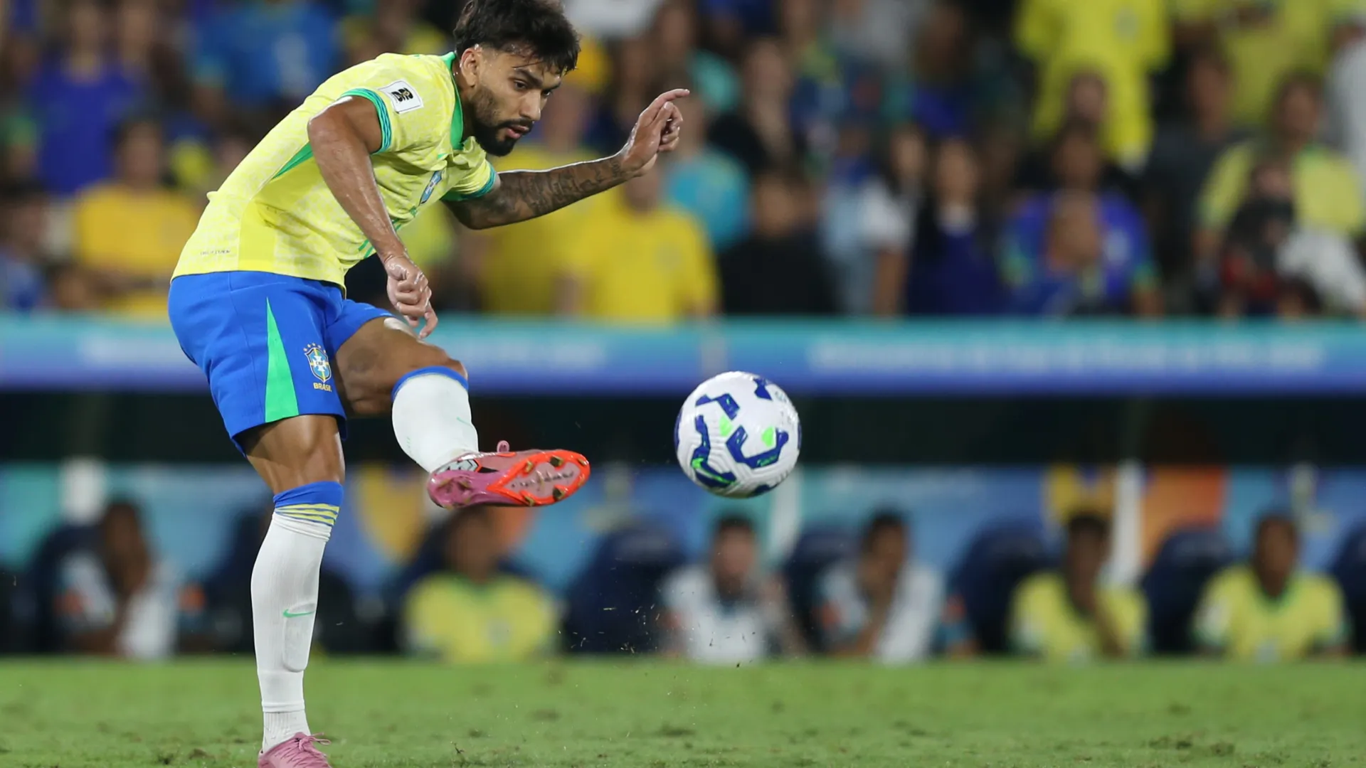 Lucas Paquetá defendendo a Seleção Brasileira – Foto: Marlon Costa/AGIF