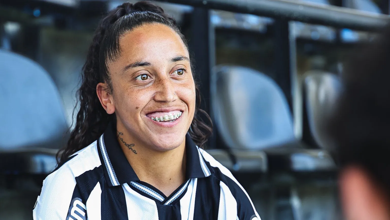 Shashá, nova atacante do Botafogo, posa com camisa do Alvinegro