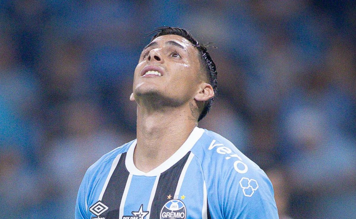 Pavón sofre lesão muscular grave, desfalca o Grêmio por 60 dias e esfria mercado