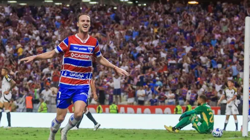 CE – FORTALEZA – 30/11/2025 – BRASILEIRO A 2025, FORTALEZA X ATLETICO-MG – Pochettino jogador do Fortaleza comemora seu gol durante partida contra o Atletico-MG no estadio Arena Castelao pelo campeonato Brasileiro A 2025. Foto: Lucas Emanuel/AGIF