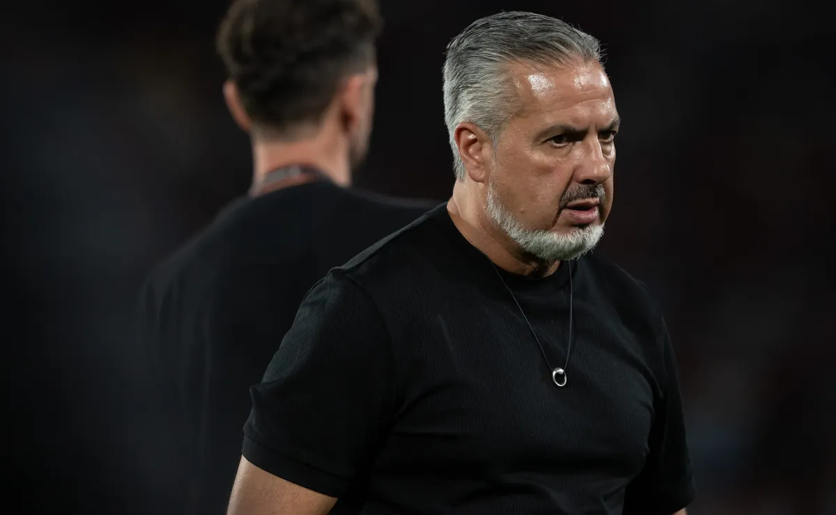 Flamengo desafia o mercado e decide apostar em Andrew, abrindo mão de opção mais badalada para o gol