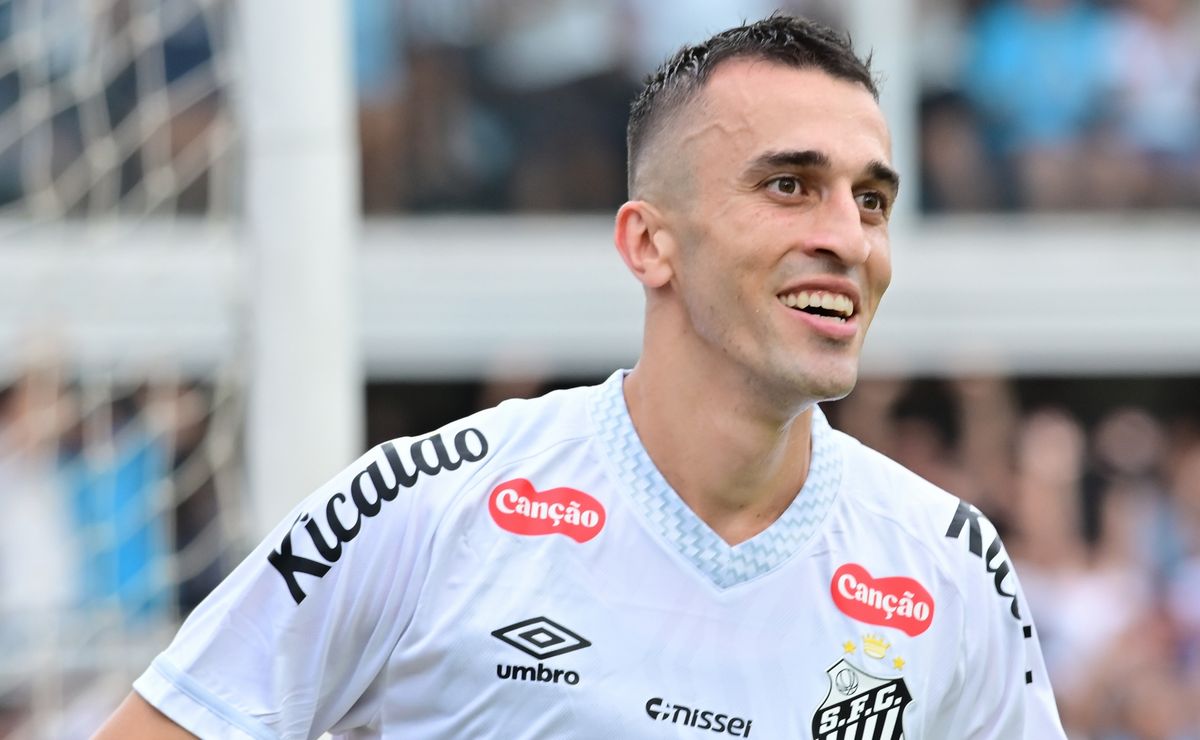 Santos recebe proposta do Athletico-PR pelo volante João Schmidt, informa jornalista