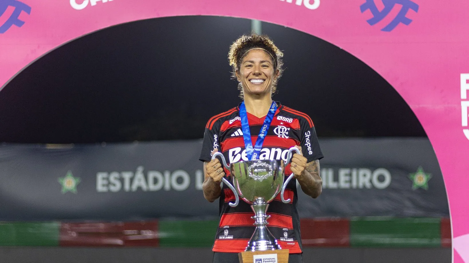 Atacante Cristiane, do Flamengo, com a taça do Carioca Feminino