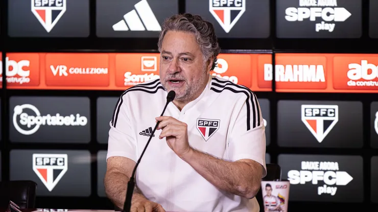 SP - SAO PAULO - 01/08/2023 - SAO PAULO, APRESENTACAO JAMES RODRIGUEZ - O presidente Julio Casares fala aos jornalistas durante apresentacao oficial de James Rodriguez como jogador do Sao Paulo em coletiva de imprensa realizada no CT Barra Funda. Foto: Abner Dourado/AGIF