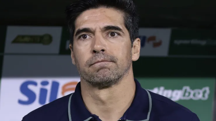 Abel Ferreira de olho na arbitragem do Clássico - Foto: Marcello Zambrana/AGIF