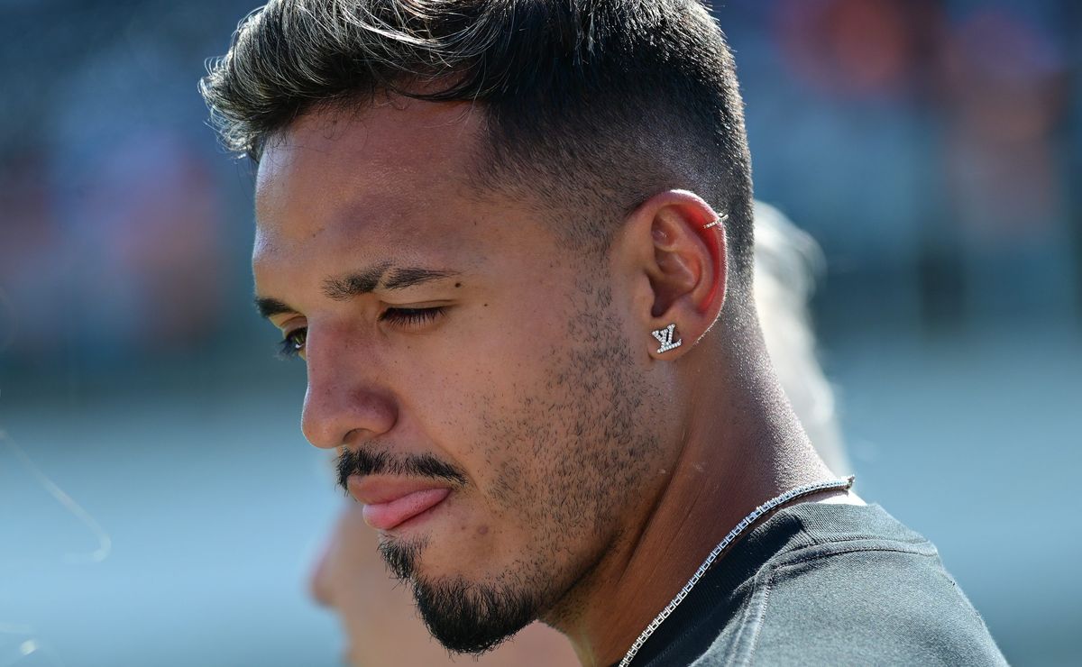 Gabriel Menino joga contra o Palmeiras? Santos relaciona volante e reencontro depende de burocracia