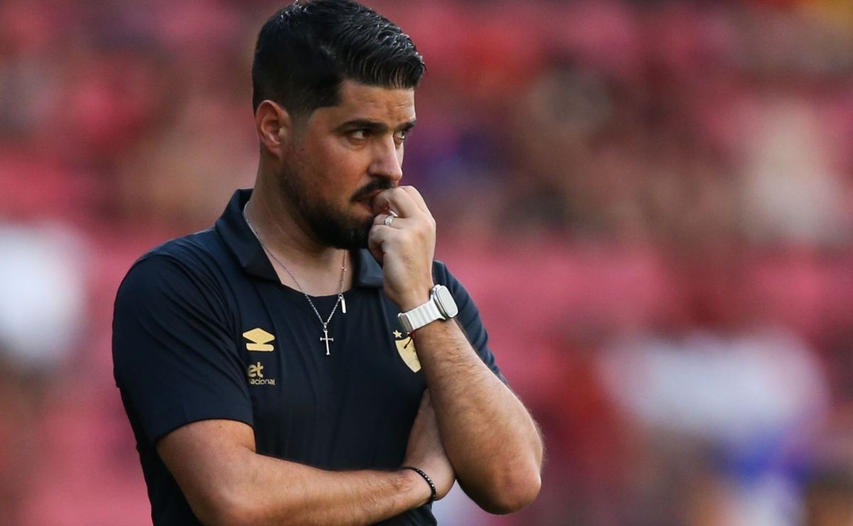 António Oliveira aciona o Corinthians na Justiça por dívida não quitada