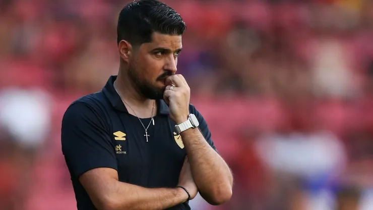 António Oliveira aciona o Corinthians na Justiça por dívida não quitada — Foto Marlon CostaAGIF