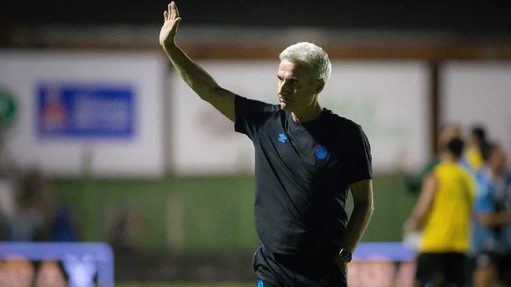 RS - PORTO ALEGRE - 10/01/2026 - GAUCHO 2026, AVENIDA X GREMIO - Luis Castro tecnico do Gremio durante partida contra o Avenida no estadio Eucaliptos pelo campeonato Gaucho 2026. Foto: Maxi Franzoi/AGIF