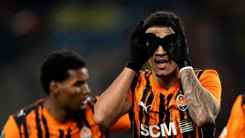 Kauã Elias em campo comemorando gol pelo FC Shakhtar Donetsk.