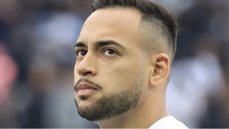 Maycon durante partida do Brasileirão 2023