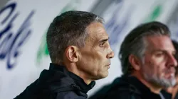 Vojvoda no banco de reservas durante jogo do Peixe.