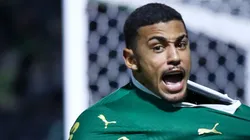 Riquelme, de 19 anos, pode aparecer no time titular no clássico.