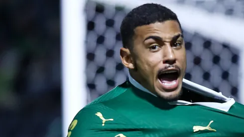 Riquelme, de 19 anos, pode aparecer no time titular no clássico.