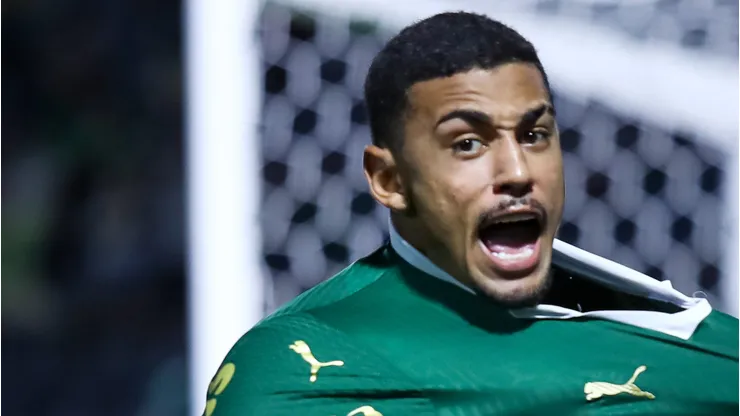 Riquelme, de 19 anos, pode aparecer no time titular no clássico.