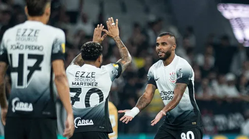 Alex Santana (à direita) é um dos jogadores que pode deixar Corinthians rumo ao Fortaleza nesta janela
