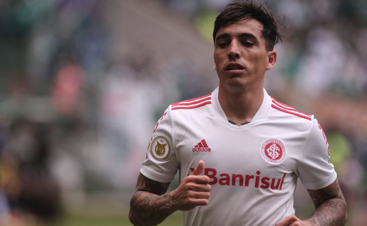 Internacional aproveita dispensa no Atlético-MG e faz contato para anunciar retorno de Renzo Saravia