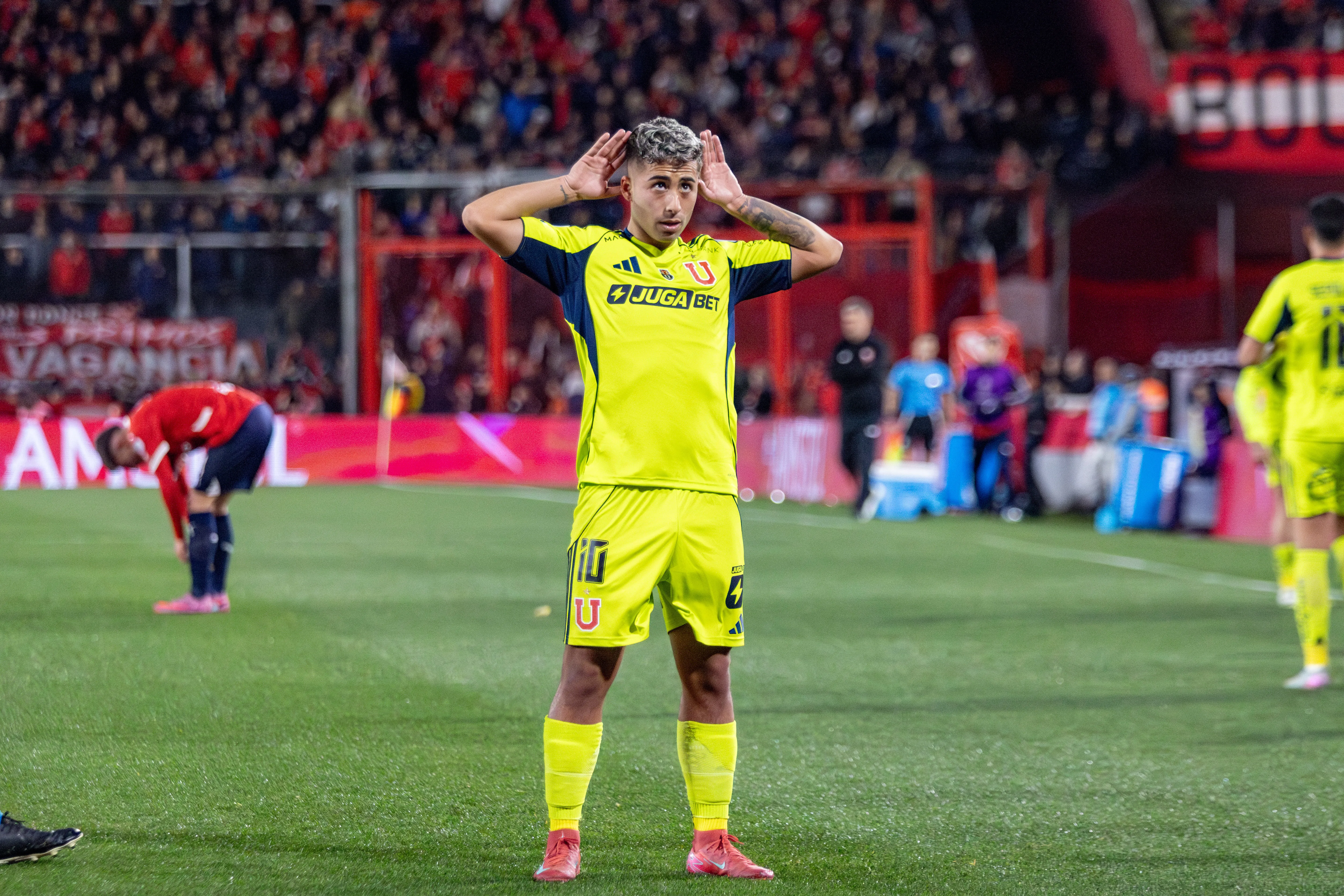 Lucas Assadi jogador do Universidad de Chile comemora seu gol durante partida contra o Independiente no estadio Libertadores de America pelo campeonato Copa Sul-americana 2025. Foto: Lucas Gabriel Cardoso/AGIF