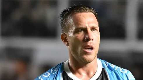 Arthur em campo na Vila Belmiro contra o Santos.