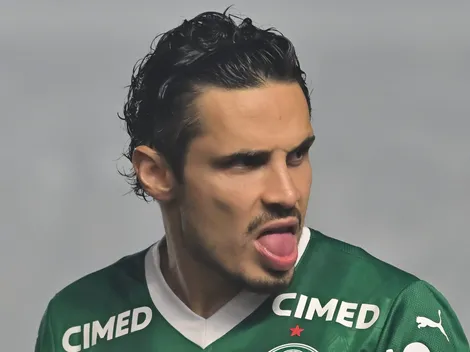 Torcida do Palmeiras faz fortes críticas a Raphael Veiga