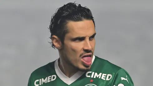 Raphael Veiga jogador do Palmeiras durante partida contra o Santos no estadio Vila Belmiro pelo campeonato Brasileiro A 2025. Foto: Jota Erre/AGIF