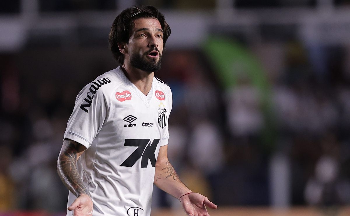 Lautaro Díaz perde gol claro na Arena Barueri e vira alvo da torcida