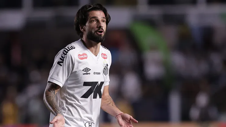 SP - SANTOS - 15/11/2025 - BRASILEIRO A 2025, SANTOS X PALMEIRAS - Lautaro Diaz jogador do Santos reclama com a arbitragem durante partida contra o Palmeiras no estadio Vila Belmiro pelo campeonato Brasileiro A 2025. Foto: Ettore Chiereguini/AGIF