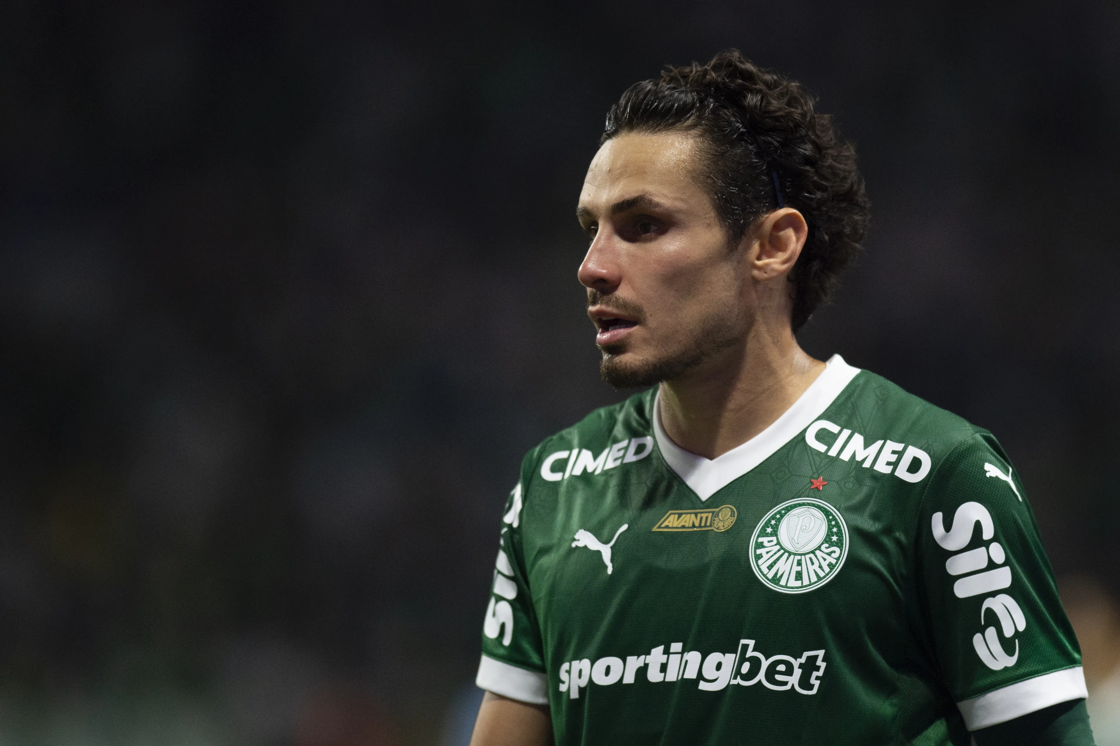 Raphael Veiga jogador do Palmeiras durante partida contra o Santos no estadio Arena Allianz Parque pelo campeonato Brasileiro A 2025. Foto: Anderson Romao/AGIF