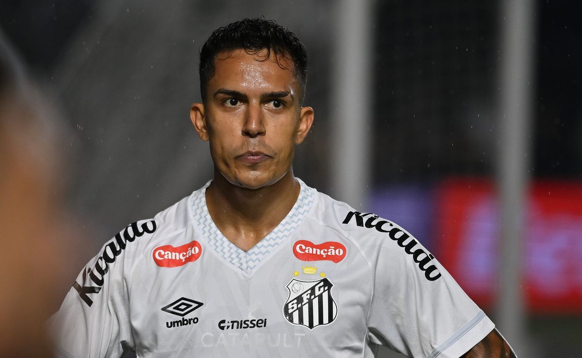 Igor Vinícius recebe cartão amarelo após falta dura em Andreas Pereira e torcedores reagem nas redes sociais