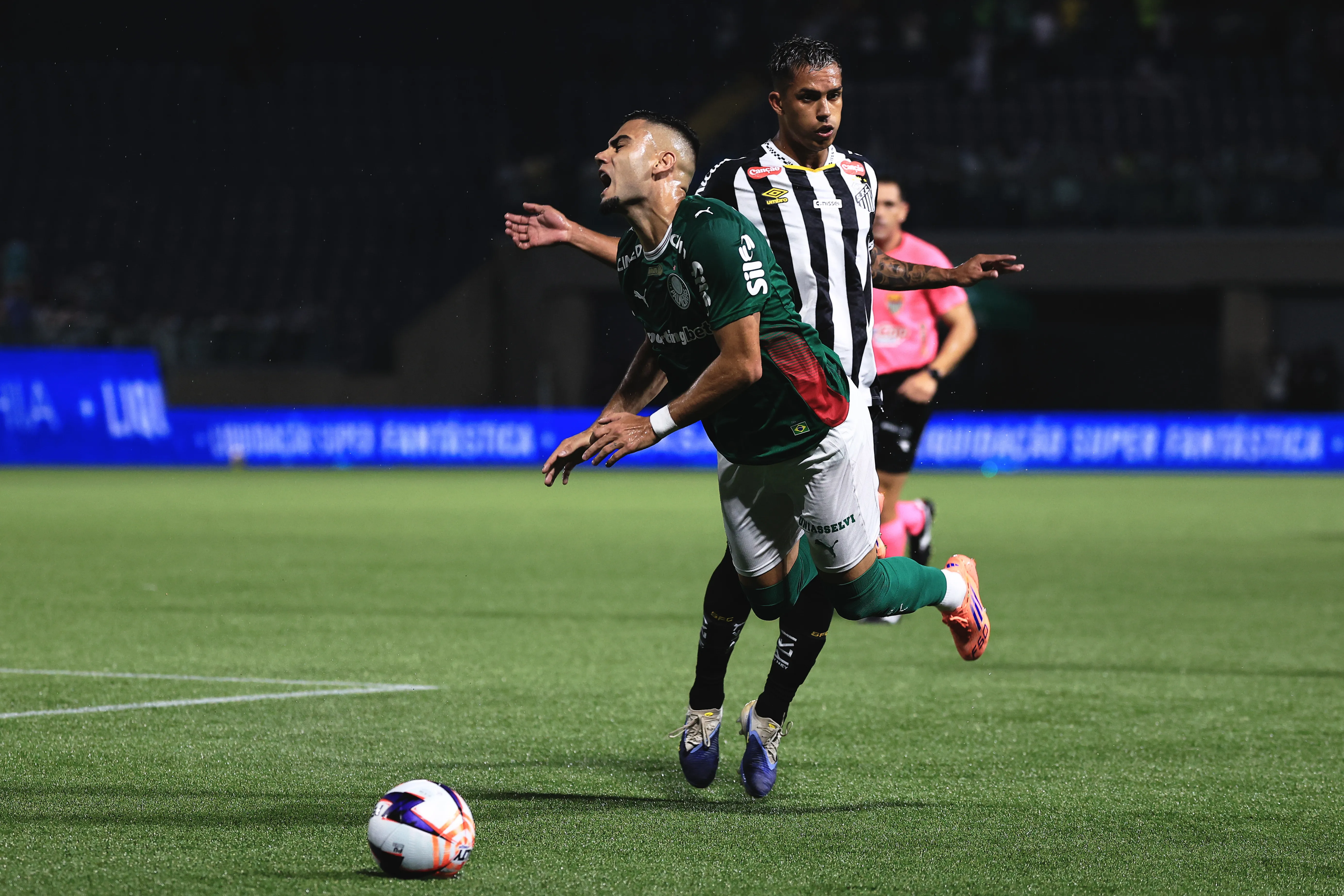 Lance envolvendo Igor Vinícius e Andreas Pereira. Foto: Ettore Chiereguini/AGIF