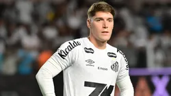 Benjamin Rollheiser, jogador do Santos, durante aquecimento antes da partida contra o Mirassol no estadio Vila Belmiro pelo campeonato Brasileiro A 2025. Foto: Jota Erre/AGIF