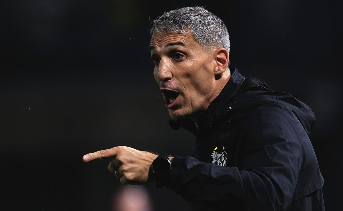 Teimosia, falhas individuais e um alerta precoce: a leitura de Vojvoda que custou a vitória contra Palmeiras