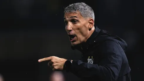 Vojvoda montou um Santos que soube competir de igual com Palmeiras, mas escolhas individuais do técnico custaram um resultado melhor em Barueri