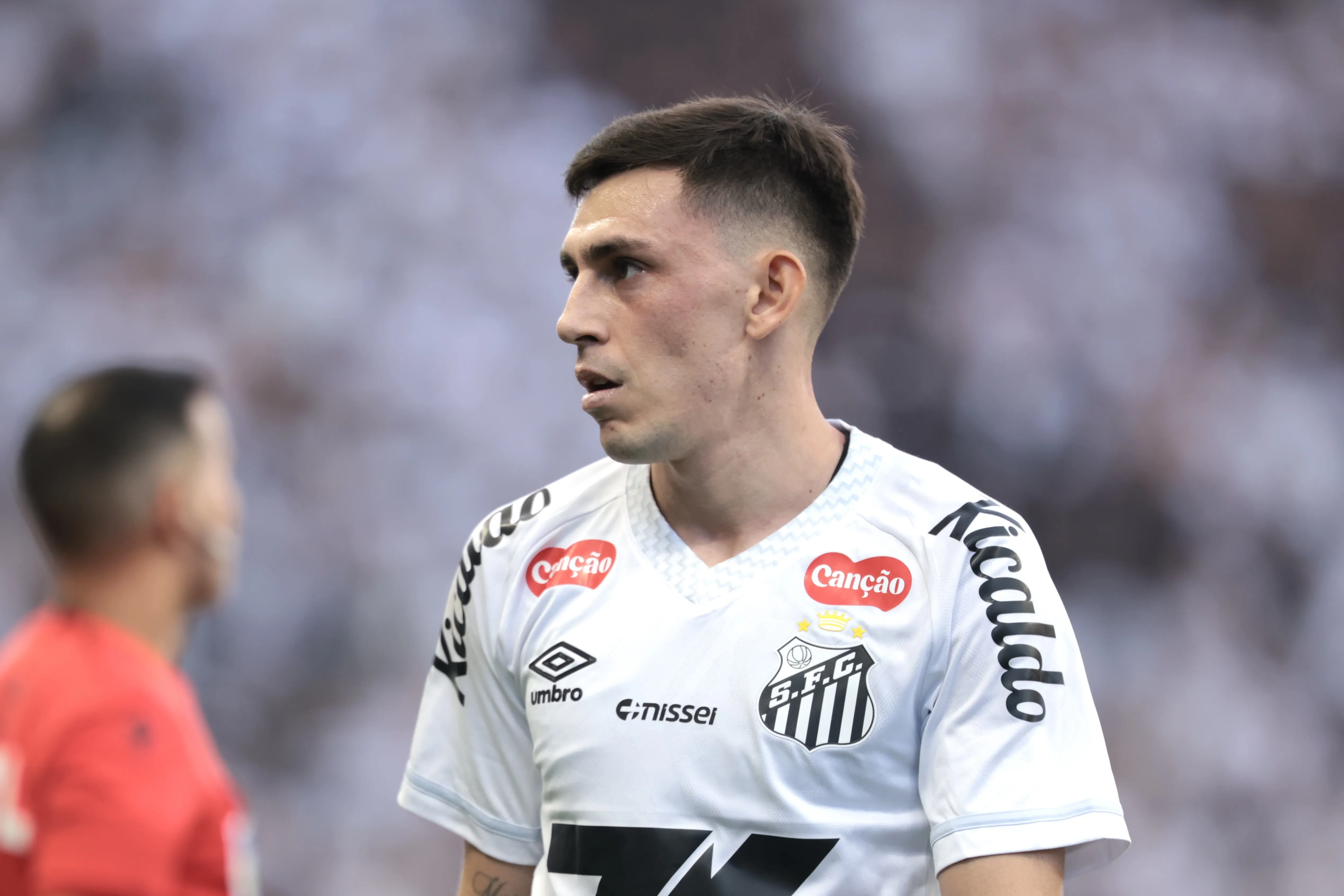 Escobar foi um dos piores em campo no clássico e comprometeu o lado esquerdo do sistema defensivo do Peixe – Foto: Marcello Zambrana/AGIF