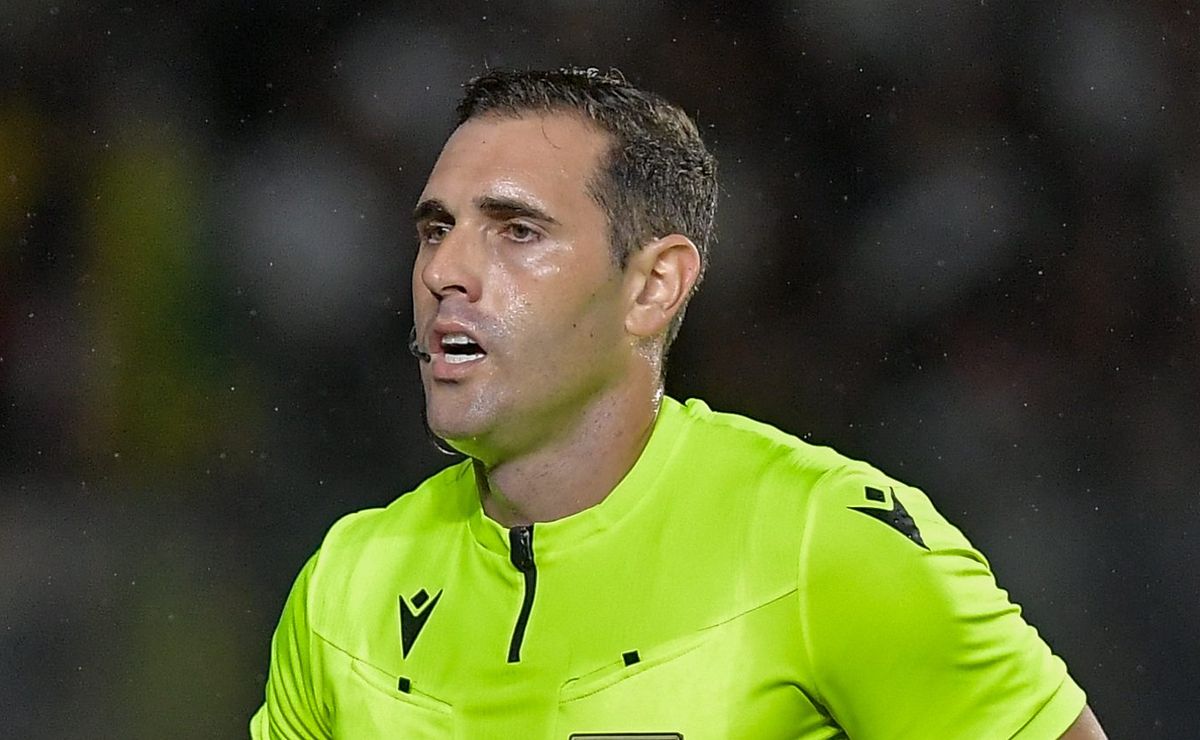 Adonis Frías causa lance polêmico em Palmeiras x Santos com Gómez, mas árbitro não marca pênalti