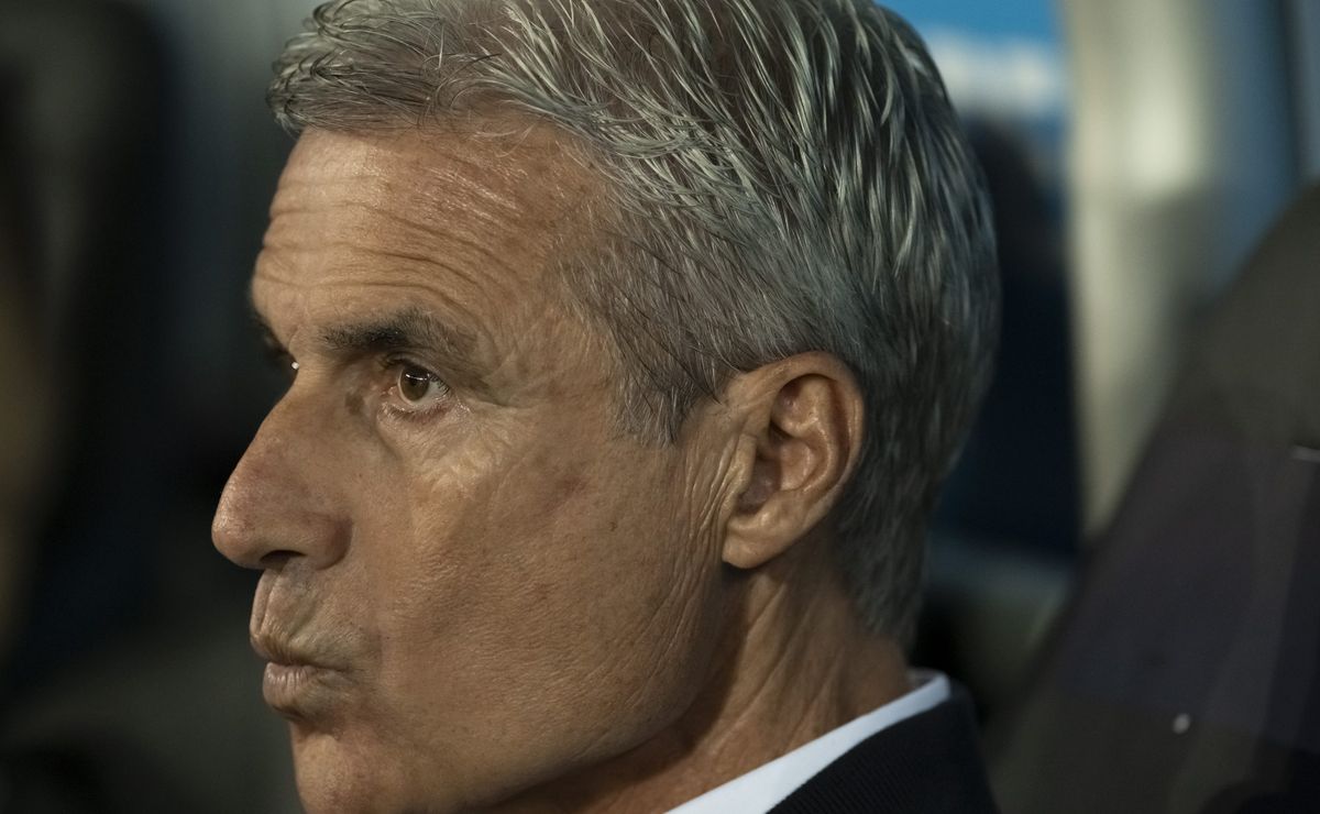 Luís Castro erra em testes, Grêmio joga mal e sai derrotado diante do São José no Gauchão