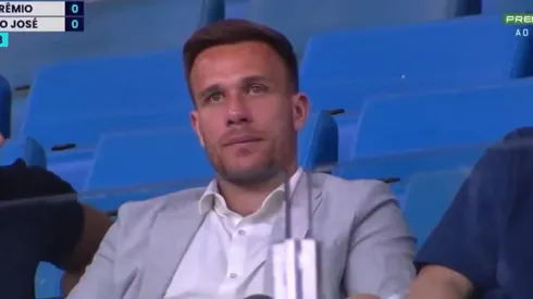 Arthur ficou nas arquibancadas da Arena e não gostou do que viu em campo – Foto: Reprodução/Premiere