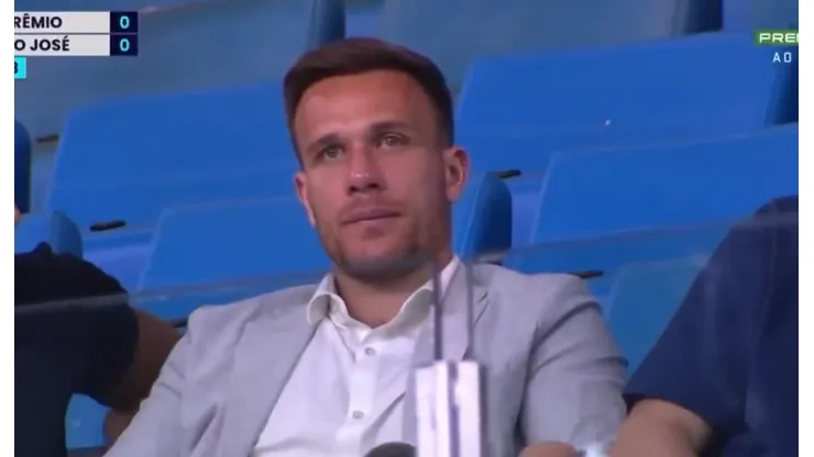 Arthur ficou nas arquibancadas da Arena e não gostou do que viu em campo - Foto: Reprodução/Premiere