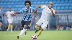 Willian jogador do Grêmio disputa lance com Tiago Pedra jogador do São José. Foto: Maxi Franzoi/AGIF