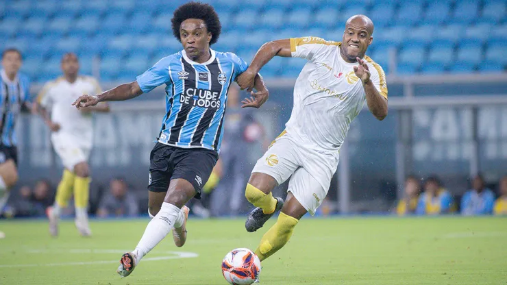 Willian jogador do Grêmio disputa lance com Tiago Pedra jogador do São José. Foto: Maxi Franzoi/AGIF