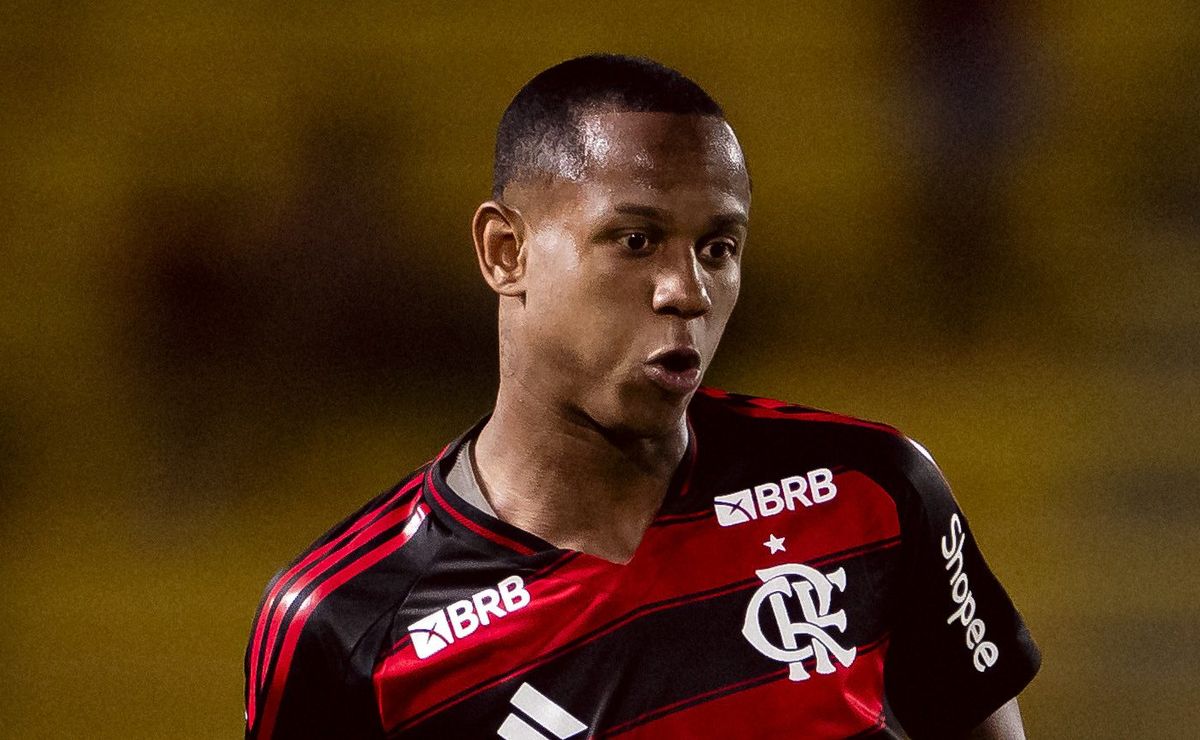 Wallace Yan causa em ‘despedida’ do Flamengo e discute com árbitro na derrota contra o Bangu