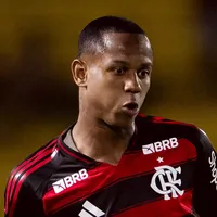 Wallace Yan discute com árbitro em Flamengo x Bangu