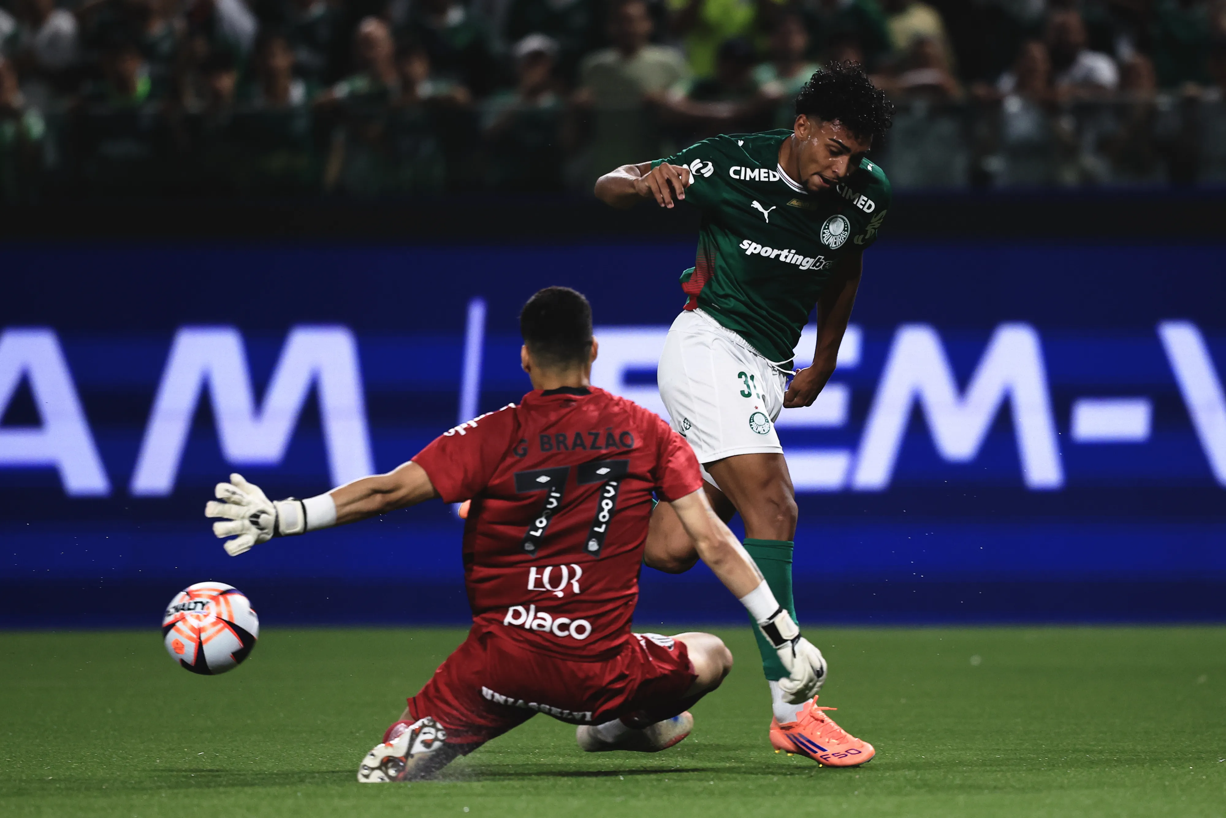 Luighi jogador do Palmeiras disputa lance com Gabriel Brazao jogador do Santos durante partida no estadio Arena Barueri pelo campeonato Paulista 2026. Foto: Ettore Chiereguini/AGIF