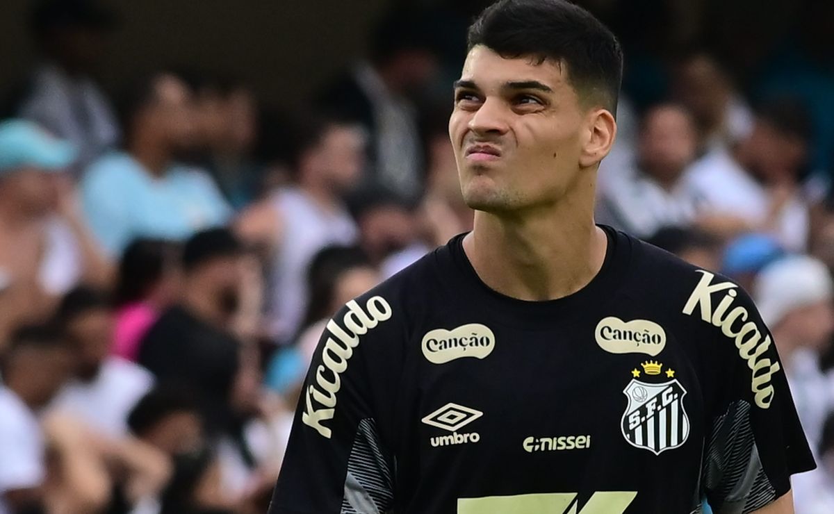 Gabriel Brazão volta a citar interesse do Flamengo, mas reforça desejo em continuar no Santos