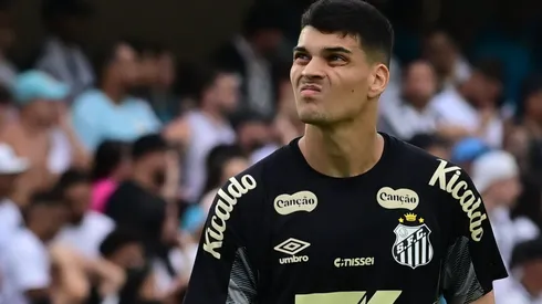 Gabriel Brazão, goleiro do Santos, durante partida contra o Cruzeiro no estadio Vila Belmiro pelo campeonato Brasileiro A 2025. Foto: Jota Erre/AGIF