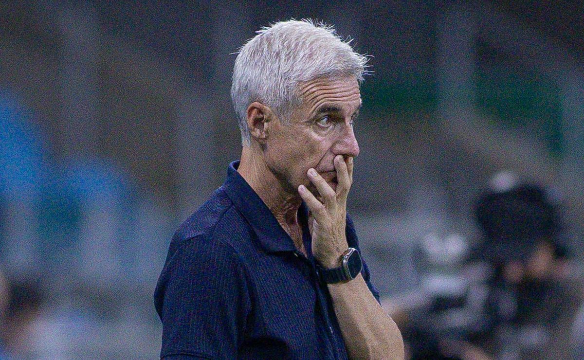 Luís Castro repudia atuação péssima do Grêmio e revela mudanças com foco no Gre-Nal